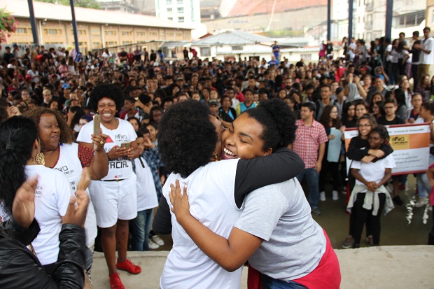 A estudante Laura Coutinho fez uma emocionante apresentação da música “Olhos coloridos” junto com a cantora e assessora da SEE, Elzelina Dóris. Foto: Eric Abreu (ACS/SEE-MG)